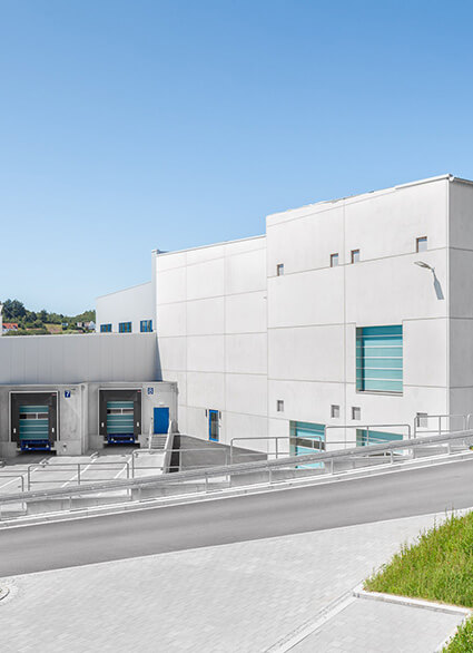 Außenansicht Produktions- und Lagerhalle der Indorama Ventures Mobility Krumbach GmbH & Co. KG