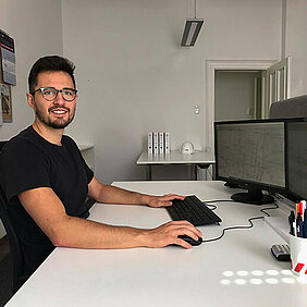 Werkstudent Adrian Greiner im Büro bei Kling Consult Augsburg