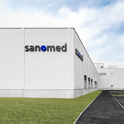 Außenansicht des Produktionsgebäudes der Firma Sanomed