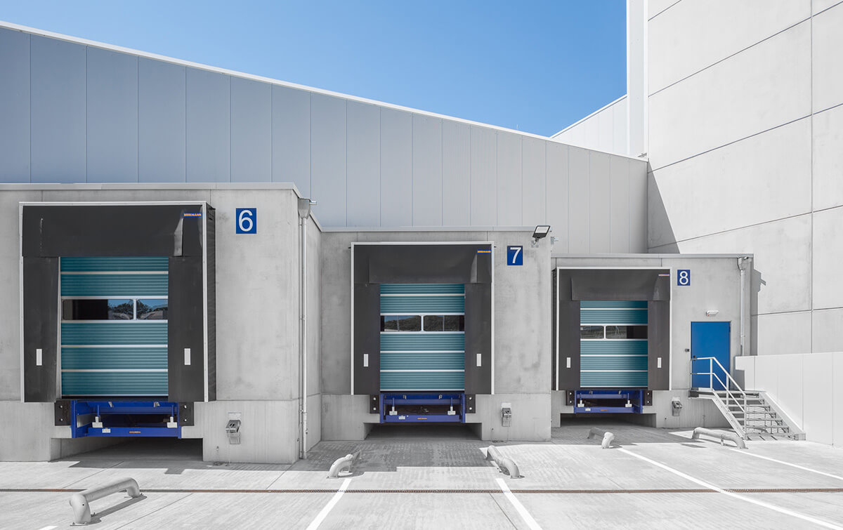 Außenansicht LKW-Ladeplätze der Produktions- und Lagerhalle der Indorama Ventures Mobility Krumbach GmbH & Co. KG