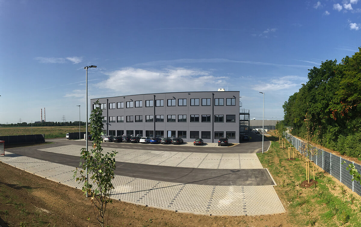 Außenansicht mit Parkplatz des Bürogebäudes der Bremer Suttgart GmbH