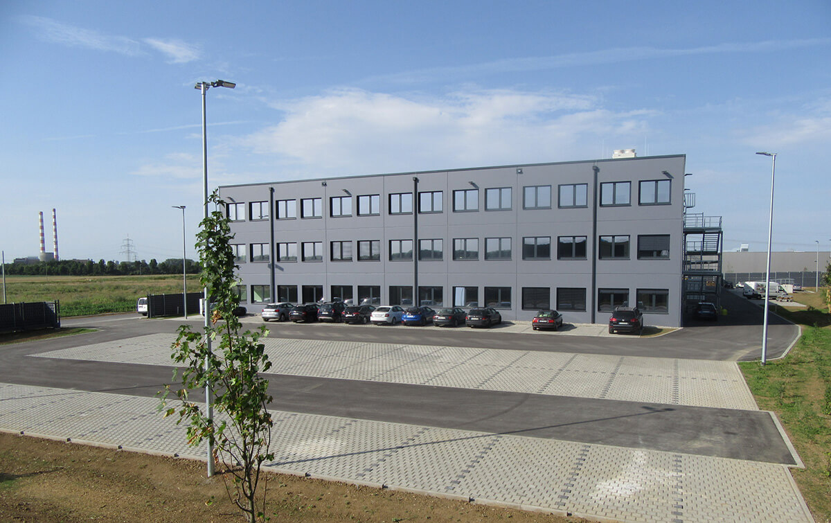 Außenansicht Bürogebäude mit Parkplatz der Bremer Suttgart GmbH