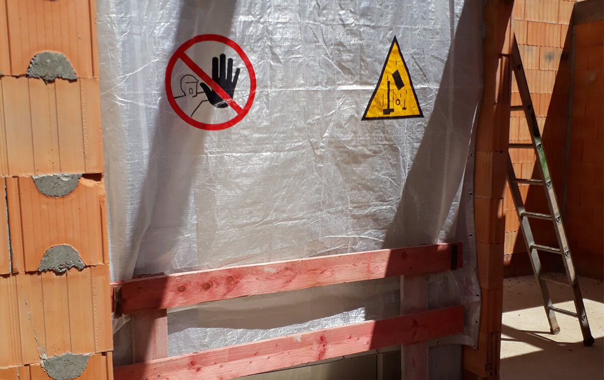 Baustelle mit "Betreten der Baustelle Verboten"-Schild